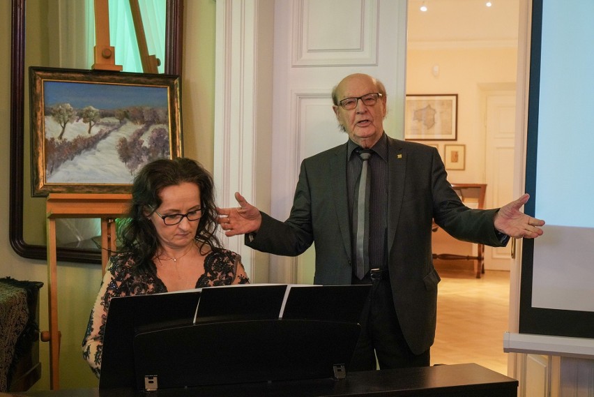 Znany śpiewak operowy Wiesław Ochman zaśpiewał i zaprezentował swoje obrazy w Muzeum w Przysusze