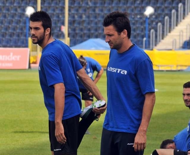 Cieszy skuteczność Bernardo Vasconcelosa (z prawej), który powrócił do gry po wyleczeniu kontuzji. Z lewej jego rodak Andre Micael.