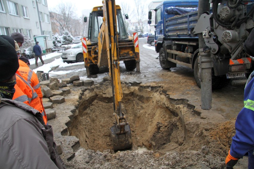 Tarnobrzeg. Uwaga, awaria! Nie ma wody w blokach przy ulicy Dekutowskiego (AKTUALIZACJA)