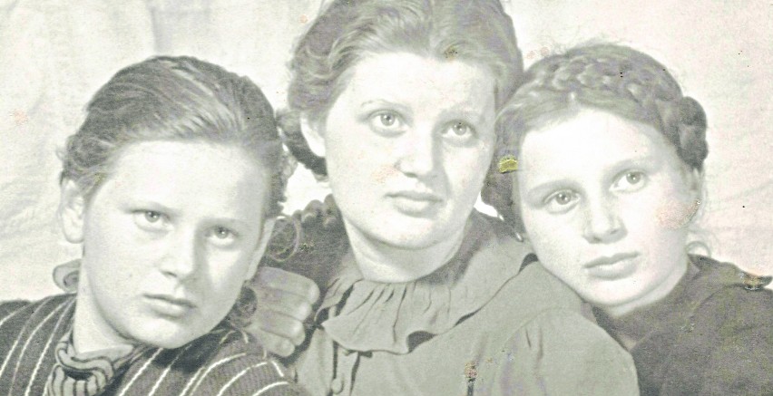 Teresa Żawrocka (z lewej) z siostrami, zima 1943-44