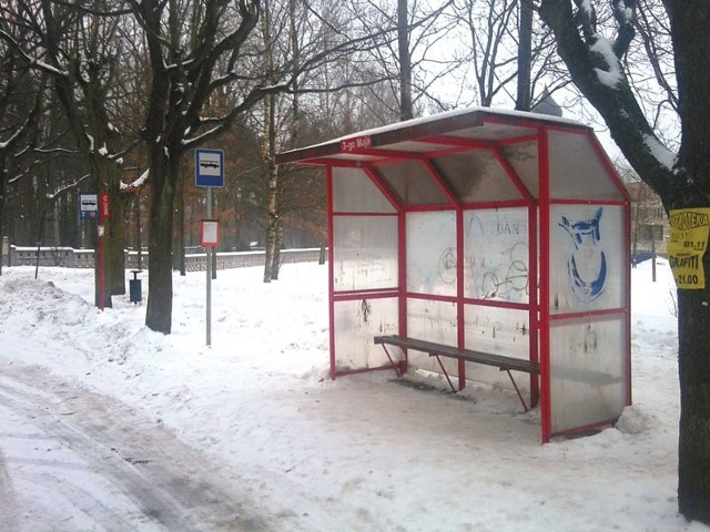 Po zawieszeniu kursów na przystanku w Hajnówce jest pusto. Pasażerowie busów nie mają na co czekać.