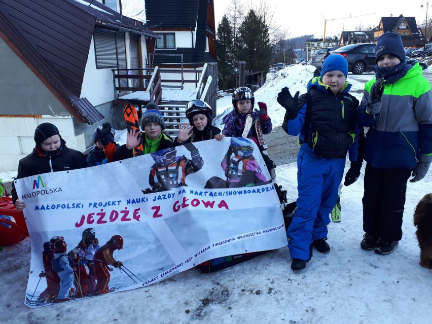 Młodzi narciarze z gminy Oświęcim "Jeżdżą z głową" w Małym Cichym, doskonaląc swoje umiejętności [ZDJĘCIA]