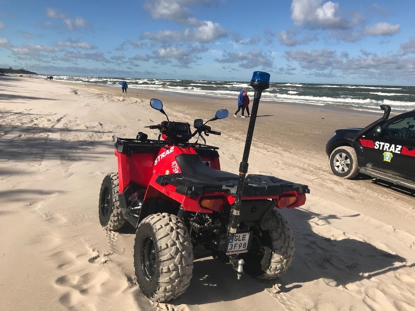 Akcja ratunkowa w Łebie. Na brzegu morza została deska do kitesurfingu. Strażacy szukali zaginionego w morzu (zdjęcia)