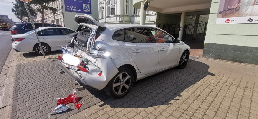 Bydgoszcz. Na ulicy Gdańskiej kolizja samochodu z tramwajem [zdjęcia]