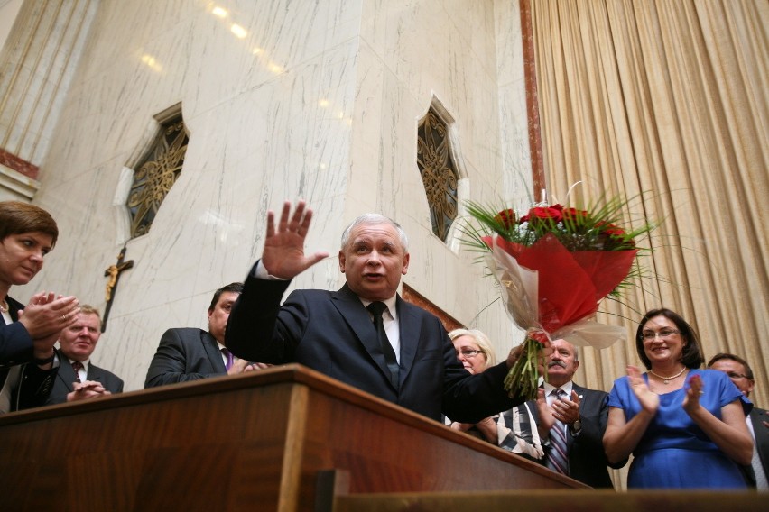 Jarosław Kaczyński na Śląsku: Kwiaty w sali Sejmu Śląskiego