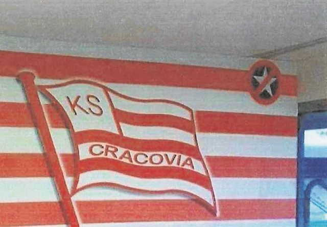 Przekreślona biała gwiazda na tle symboli klubu Cracovia