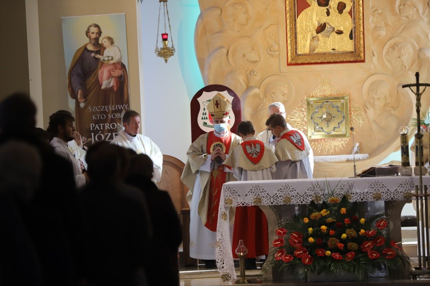 Ważny jubileusz w parafii w Kielcach - Niewachlowie z biskupem ordynariuszem Janem Piotrowskim [ZDJĘCIA]