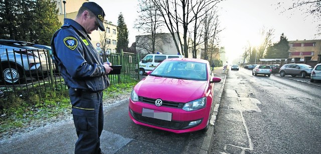 Wczoraj rano strażnicy miejscy działali przy ul. Chałubińskiego, koło szpitala, gdzie kierowcy bardzo często zostawiają auta na chodnikach, zastawiając przejście pieszym i osobom na wózkach