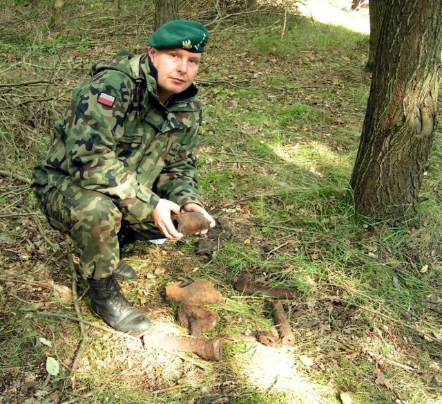 Burmistrz Golczewa zapewnia, że zrobi wszystko, aby zdobyć pieniądze. Tylko wtedy saperzy kpt. Mariusza Maciaszka (na zdjęciu) będę kontynuować oczyszczanie lasu.