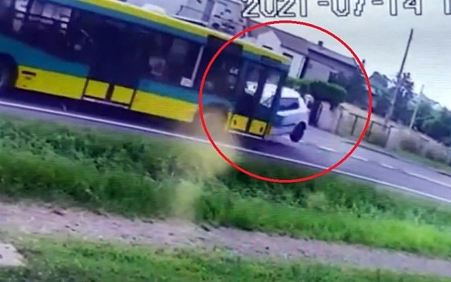 Autobus czołowo zderzył się z samochodem osobowym. Zobacz zdjęcia i nagranie wideo