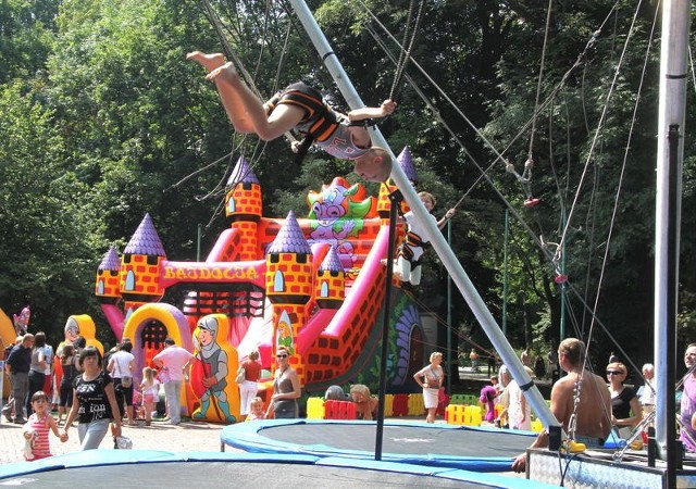 Centrum rozrywki, które w niedzielę powstało w parku miejskim przyciągnęło małych amatorów dobrej zabawy.