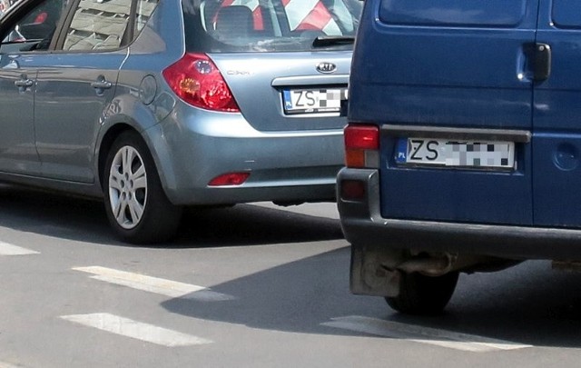 Złodzieje zabrali tablice z 12 aut zaparkowanych przy ul. Rugiańskiej.