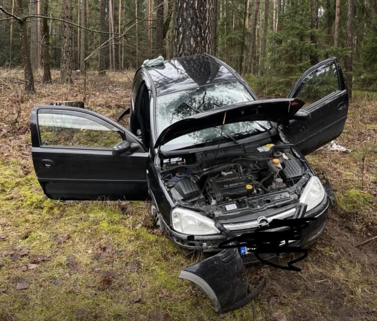 Opel wbił się bagażnikiem w drzewo. Prowadził 20-latek