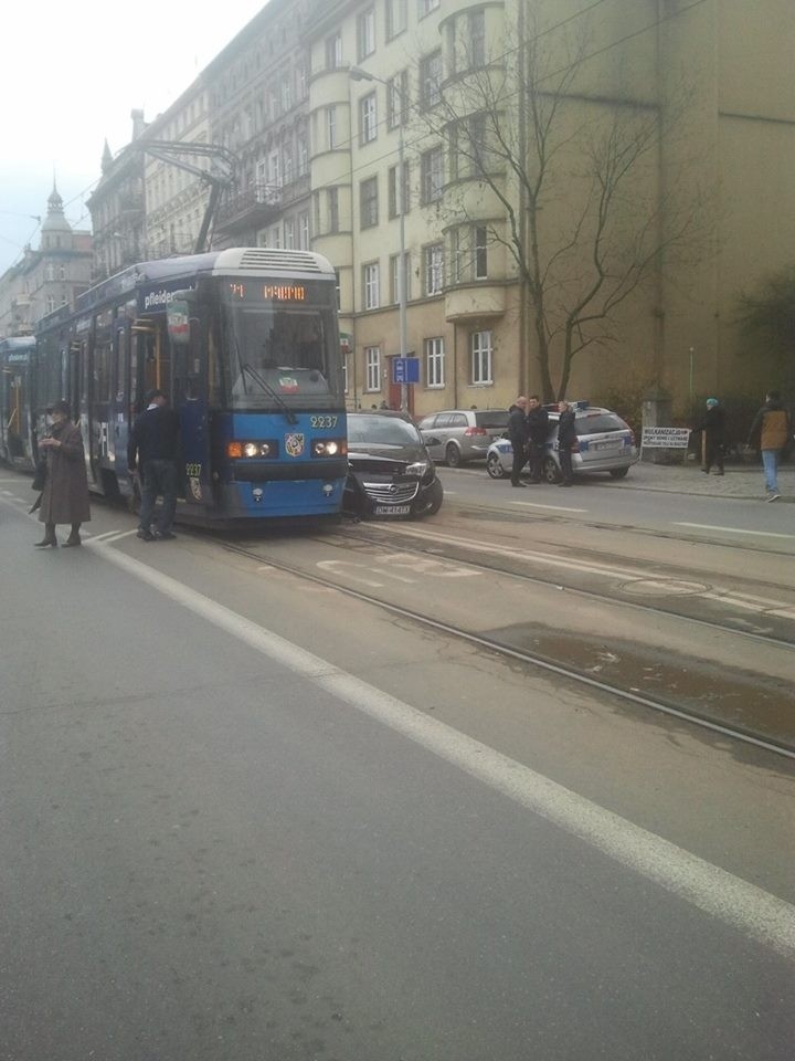 Wypadek na Trzebnickiej. Tramwaj linii 71 zderzył się z oplem (ZDJĘCIA)