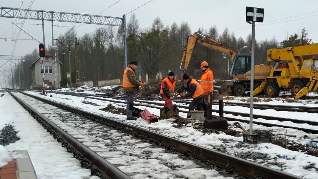 Prace remontowe na linii kolejowej między Opolem a Strzelcami Opolskimi zakończyły się wiosną 2015 r. Kolejarze są zaskoczeni, żę doszło do takiej awarii. Przyczyny są wyjaśniane.