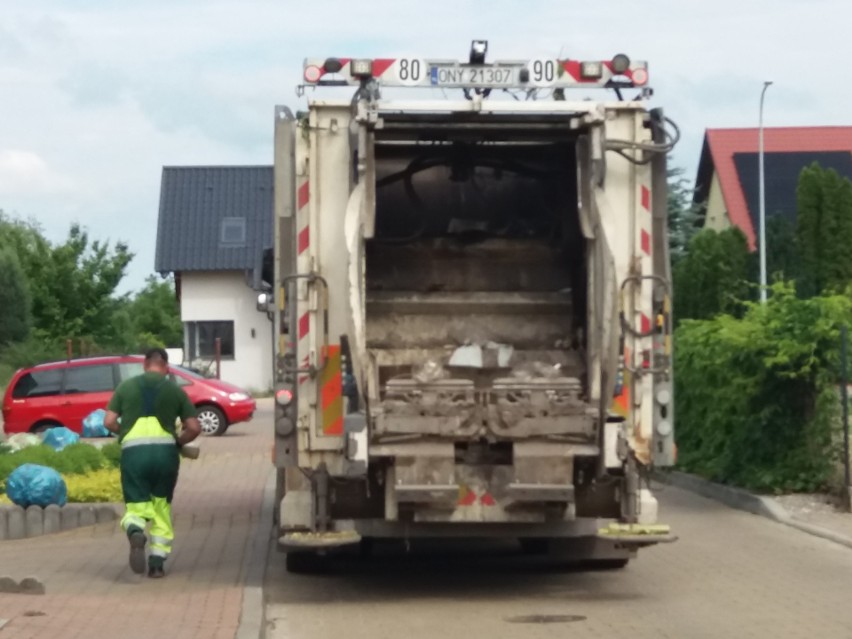 Panowie przy wywozie śmieci pracują w szalonym tempie