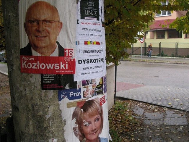 Plakaty Wacława Kozłowskiego i Jolanty Szczypińskiej przy ulicy Chrobrego w Miastku.