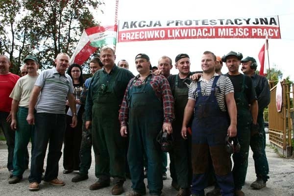 Nie kierujemy się emocjami, ale bronimy naszych miejsc pracy. Nie chcemy pomocy. Jeśli nie będą nam przeszkadzać, sami potrafimy na siebie zarobić - mówią pracownicy WZRB w Jarosławiu.