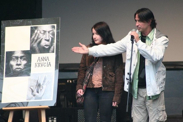 Anna Krycia, która wygrała Festiwal Twórczości Mlodych w zeszłym roku w nagrodę uczestniczyła w profesjonalnych warsztatach graficznych. Jej dorobek prezentuje dyr. Tomasz Furtak.