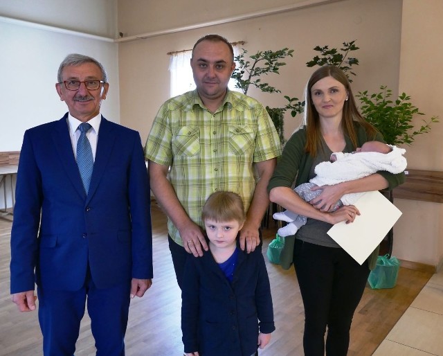 Państwo Kamila i Rafał Micigolscy byli jednymi z rodziców, którzy w ubiegłym roku odebrali z rąk wójta drzewko