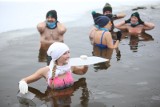 Morsowanie w Paprocanach. Mimo mrozu i śniegu w Tychach kąpało się 100 osób