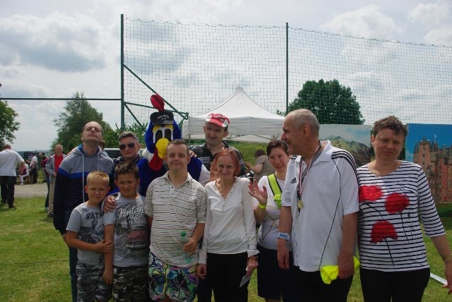 Uczestnicy pikniku „Pogoda na świętego Franciszka” robili pamiątkowe zdjęcia z policyjną maskotką