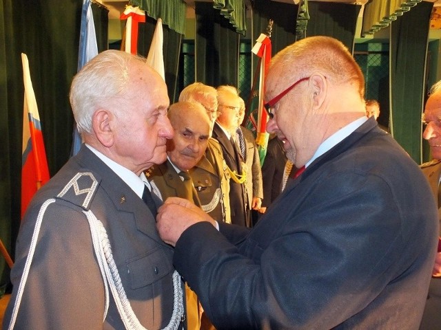 Lucjan Kotowski otrzymuje srebrny medal &#8222;Za Zasługi dla Obronności Kraju&#8221;