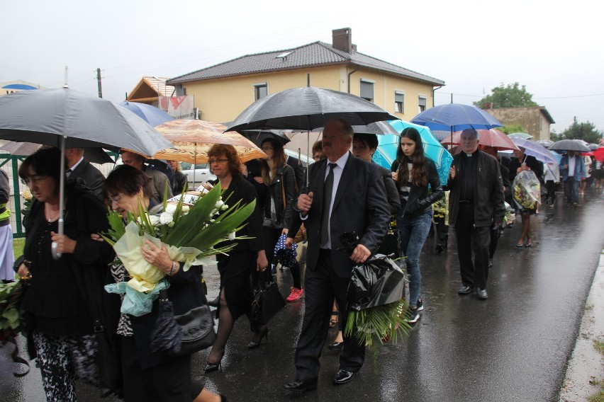 Pogrzeb księdza Józefa Szulika:Setki parafian żegnały byłego proboszcza z Rogoźnej [ZDJĘCIA]