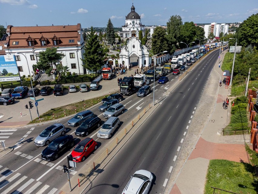 Białystok. Kierowcy ciężarówek w wyjątkowy sposób pożegnali...