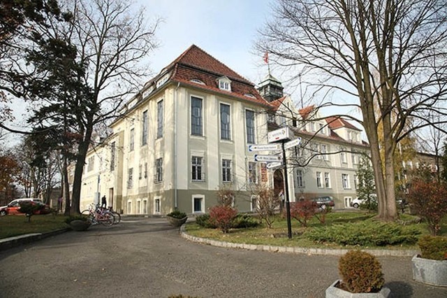 Wystawa fotograficzna Mirosława Dedyka o Oleśnie w Arnsbergu, na zdjęciu: budynek starostwa powiatowego i urzędu miejskiego z 1909 roku.