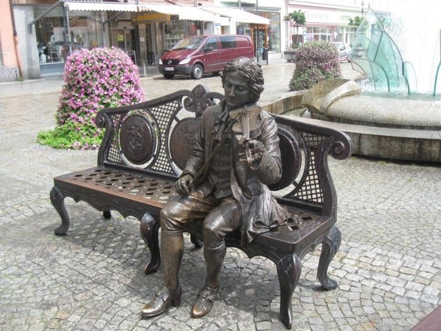 Na symbolicznej ławeczce w centrum Żar słynny kompozytor ,,daje&#8221; swój koncert...