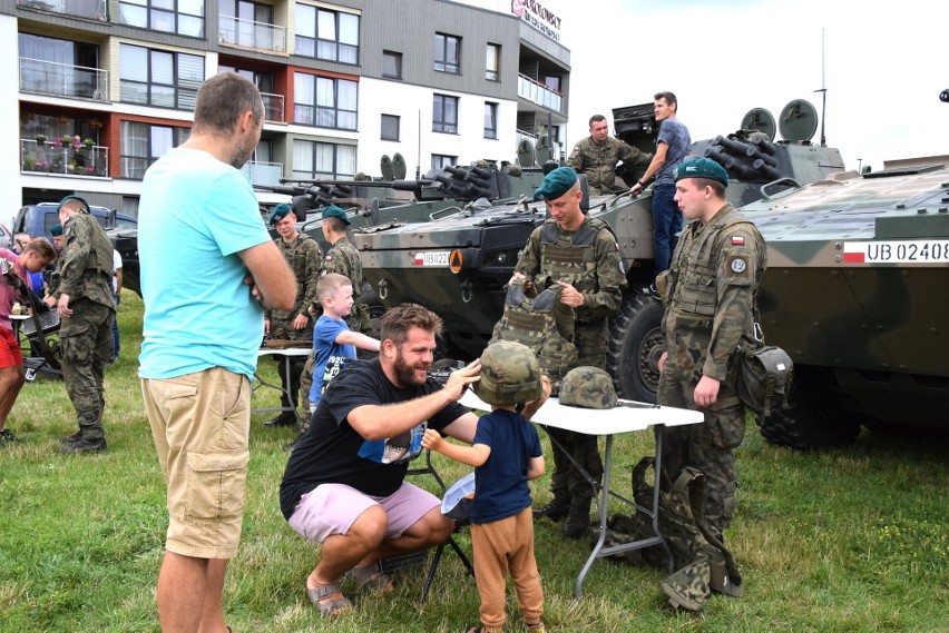 Akcja #BezpiecznePodlasie. Żołnierze 12 Dywizji spotkali się z mieszkańcami Wasilkowa   