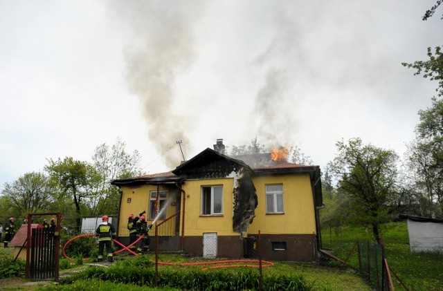 Około godz. 14 wybuchł pożar w domu jednorodzinnym przy ul. Pawia w Przemyślu. Paliło się poddasze. Na miejsce zadysponowano kilka zastępów straży pożarnej. Z budynku ewakuował się 56-letni mężczyzna.