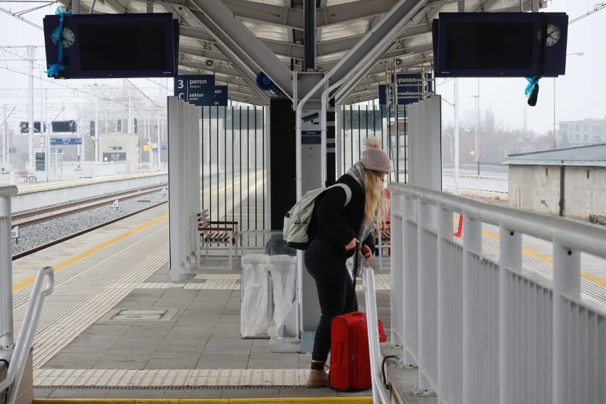 Łódź Kaliska: nie dowiesz się, o której odjeżdża pociąg! Wyświetlacze i zegary wciąż zasłonięte folią