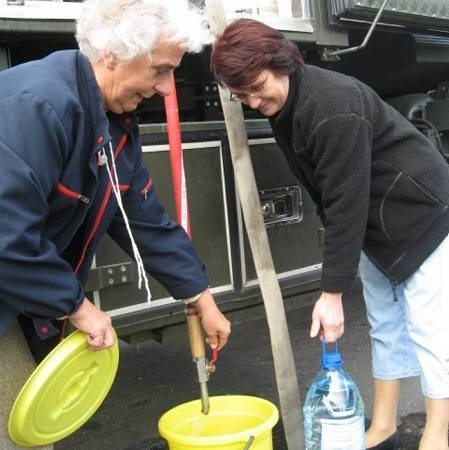 - Mamy kilka metrów do domu, więc noszenie wody w wiadrach to nie taki problem - mówiły Maria Biegowska (z prawej) i jej sąsiadka Maria Naronowicz.