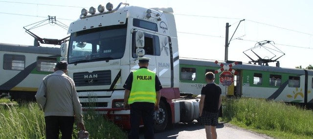 W piątek rano na ulicy Nowa Wola Gołębiowska w Radomiu skład Kolei Mazowieckich uderzył w tylną oś zjeżdżającej z przejazdu ciężarówki.