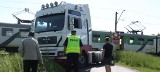Wypadek na przejeździe kolejowym w Radomiu. Ciężarówka uderzona przez pociąg (wideo, zdjęcia)