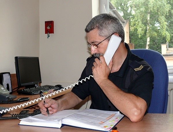 - Zakup rejestratora rozmów telefonicznych mieliśmy w planie od lat, jednak zawsze brakowało na to pieniędzy. Dzięki temu urządzeniu możemy dokładnie odtworzyć każdą rozmowę z dyżurnym i sprawdzić, jak ona przebiegała.