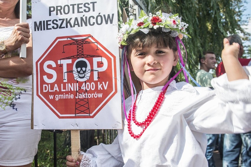 W proteście w Pamiątce koło Tarczyna uczestniczyło około 100...