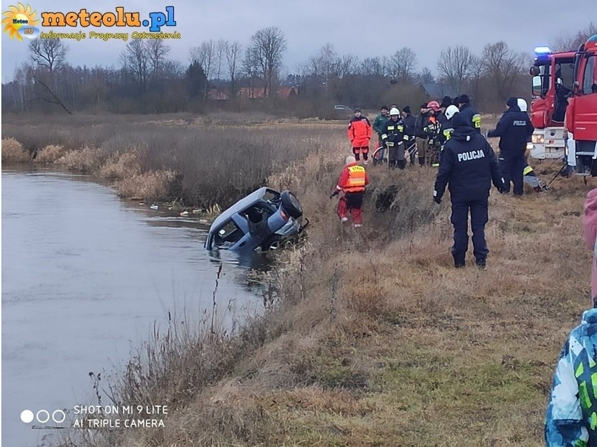 Samochód w rzece Krzna. Przez całą niedzielę trwały poszukiwania kierowcy. Zobacz zdjęcia