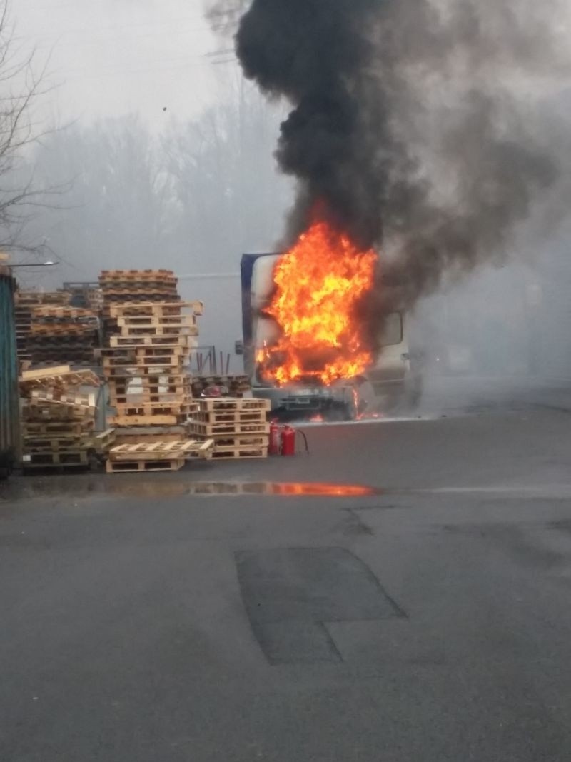 Pożar samochodu dostawczego przy ul. Wydawniczej [zdjęcia]