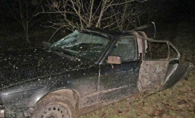 BMW rozpadło się na dwie części. Jedna z nich, przednia jeszcze jechała i zatrzymała się na bramie wjazdowej do jednego z  sadów. Na miejscu zginęły cztery osoby, piąta trafiła do szpitala.