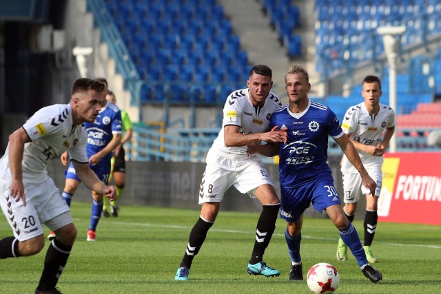 Garbarze (w jasnych strojach) 1. kolejce przegrali ze Stalą Mielec 0:2