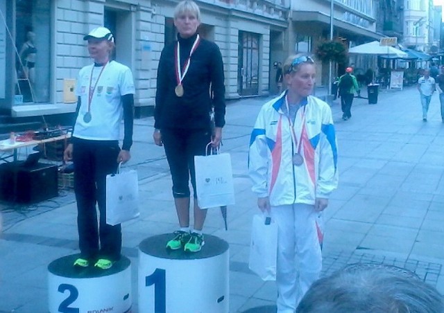 Na drugim stopniu podium grudziądzanka, Alicja Lisowska, srebrna medalistka mistrzostw Polski weteranów w chodzie sportowym