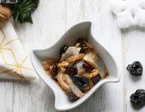 Potrawy wigilijne: śledzie ze śliwką, żurawiną i orzechami włoskimi na świąteczny stół [PRZEPIS]