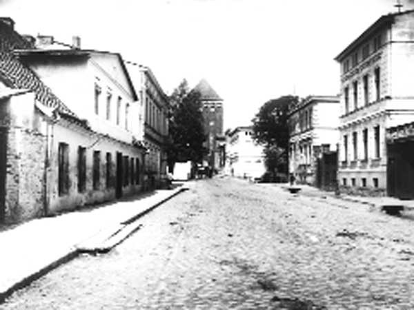Obecna ulica Jedności Narodowej w roku 1900. Widok na Bramę Koszalińską od strony polnej.