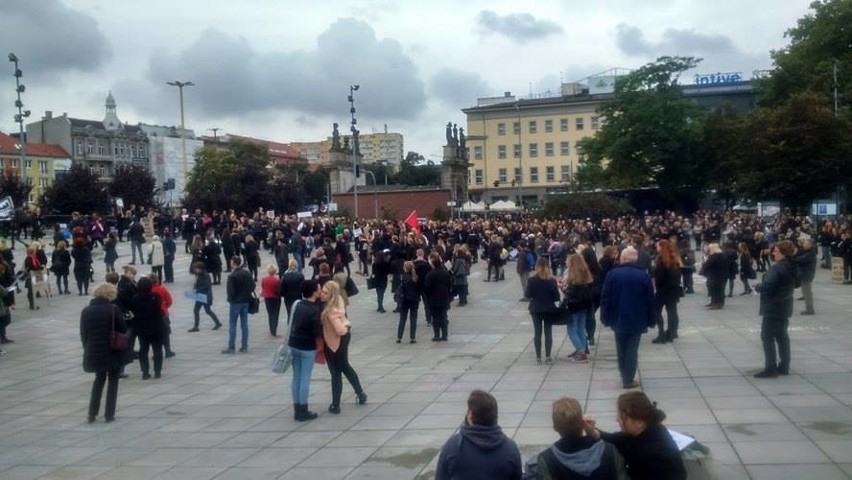 Strajk Kobiet w Szczecinie. Kilka tysięcy osób na pl. Solidarności