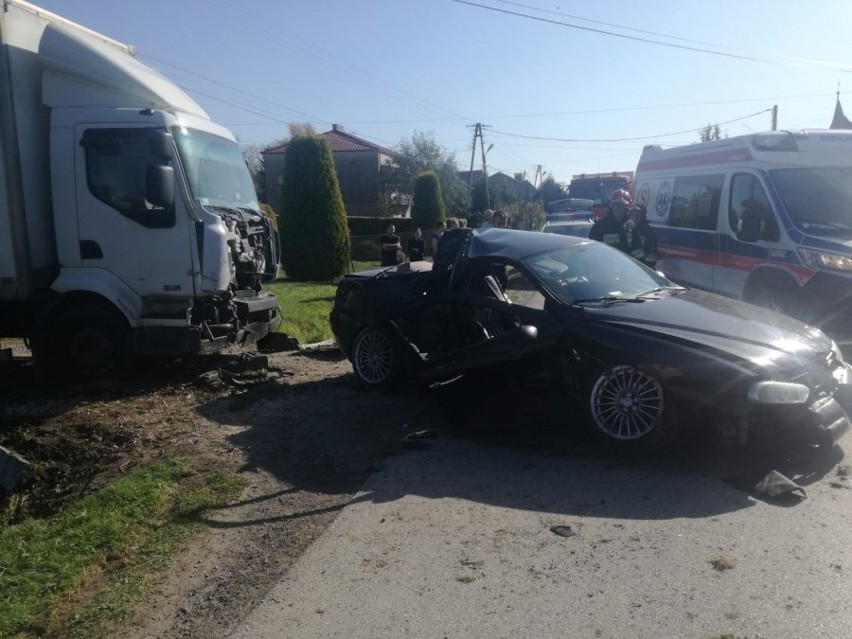Wypadek w Wiewiórce. Kierowca alfy romeo uderzył w betonowy mostek i zaparkowaną ciężarówkę [ZDJĘCIA]