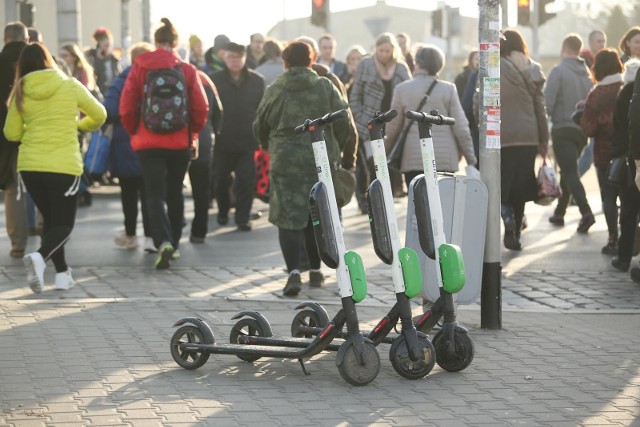 Pod koniec lutego Sejm przyjął nowelizację ustawy „Prawo o ruchu drogowym”, która reguluje status prawny hulajnóg elektrycznych i tzw. urządzeń transportu osobistego. Zmieniły się zasady co do parkowania, prędkości, jezdni i kwestii wiekowych. Ponadto ustalono wysokość mandatów za poszczególne wykroczenia. Sprawdźcie szczegóły w dalszej części galerii.Czytaj dalej. Przesuwaj zdjęcia w prawo - naciśnij strzałkę lub przycisk NASTĘPNEPOLECAMY TAKŻE:Zakaz wjazdu aut z silnikim Diesla do centrów miast w Polsce! To nas czeka! Kiedy? Poznaliśmy terminNowy Maluch w elektrycznej wersji! Nowoczesna wersja kultowego Fiata 126pPrawo jazdy 2021. Te osoby nie dostaną prawa jazdy. Zaliczasz się do tego grona?