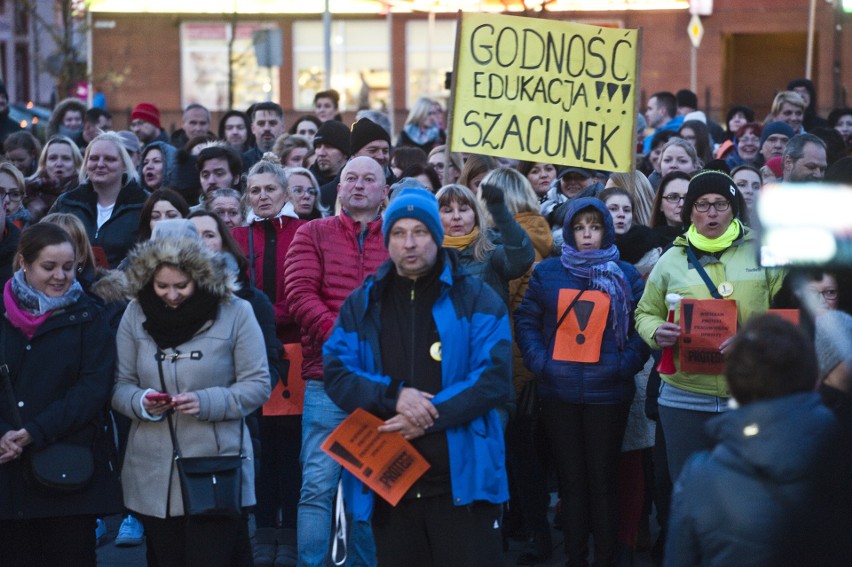 Dziś o godzinie 20, przed koszalińskim ratuszem, zebrał się...